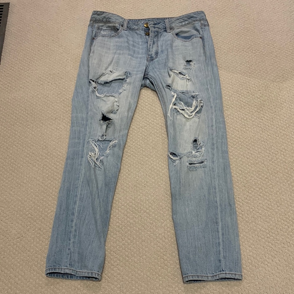 American Eagle Hi-rise Tomgirl ripped jeans